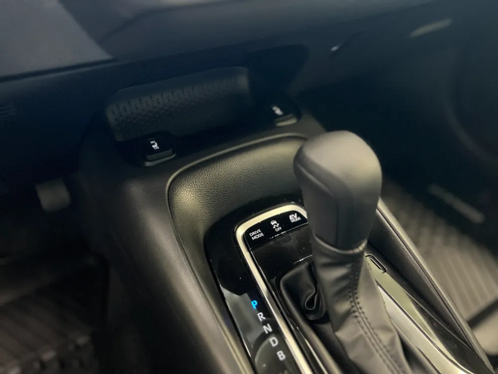 2023 toyota corolla hybrid le white 12